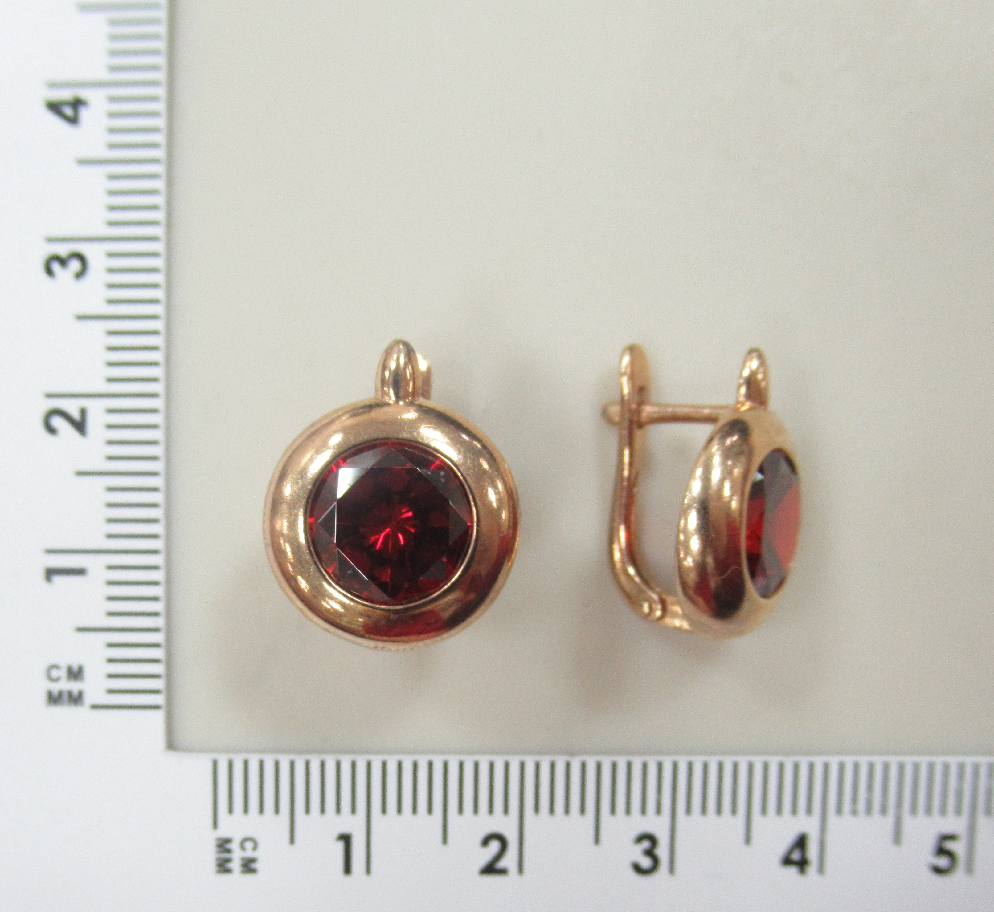 Серебряные серьги 925 пробы; вставки 2 Пл. Кварц цв. гранат;